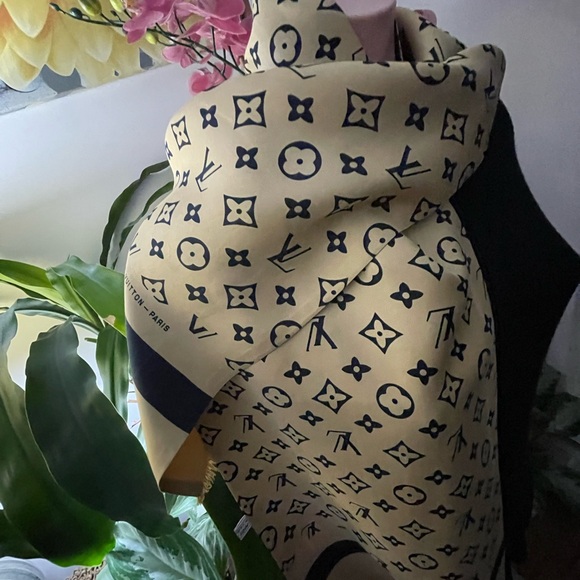 Louis Vuitton Monogram Silk Neck Muffler. - Picture 4 of 14